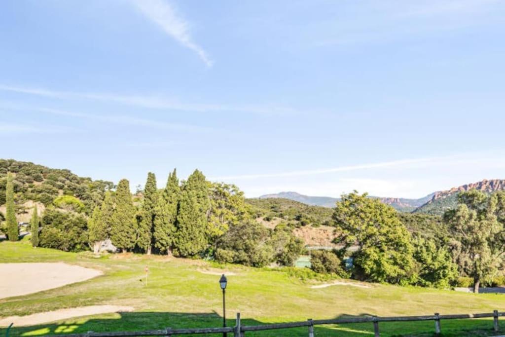 Superbe Appartement Village Cap Esterel 4P Climatise Сен-Рафаэль Экстерьер фото